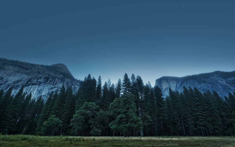 A Beautiful Mountain Range In California Wallpaper