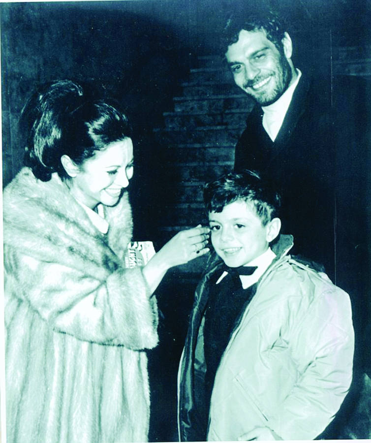 Actor Omar Wife And Son Wallpaper