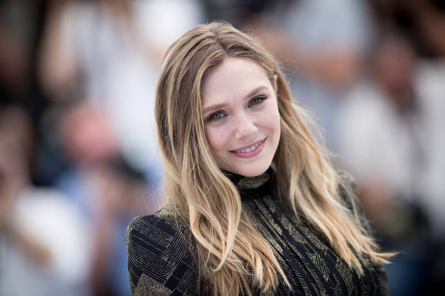 Actress Elizabeth Olsen Smiling Wallpaper