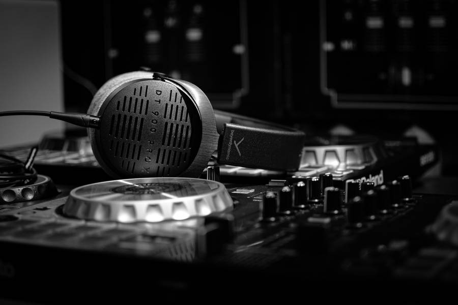 Aesthetic Music Dj Sound Mixer And Headphones Wallpaper