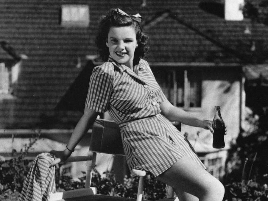 American Actress Judy Garland Vintage Aesthetic Wallpaper