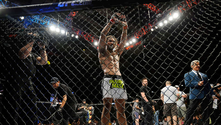American Mma Ben Henderson In The Ring Wallpaper