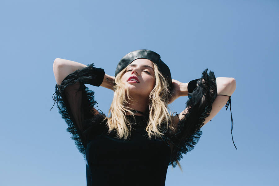 Ana De Armas Black Outfit Wallpaper