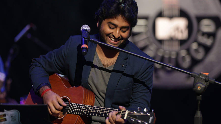 Arijit Singh Playing Guitar On Stage Wallpaper
