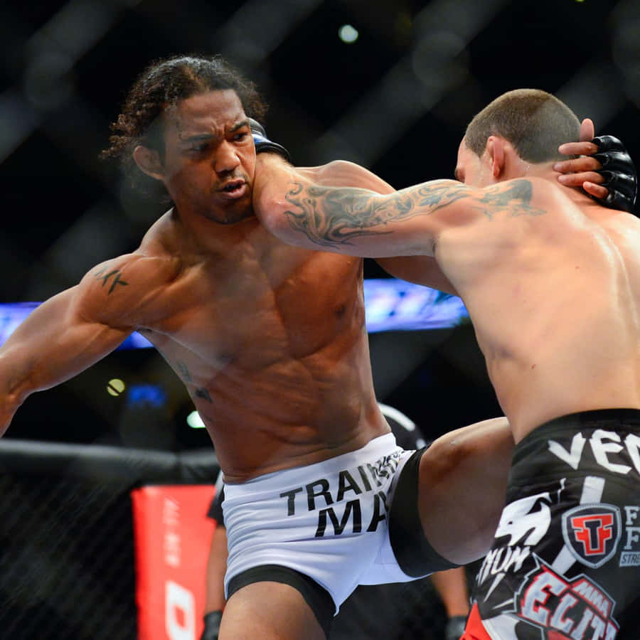 Ben Henderson Clashing With Frankie Edgar Wallpaper