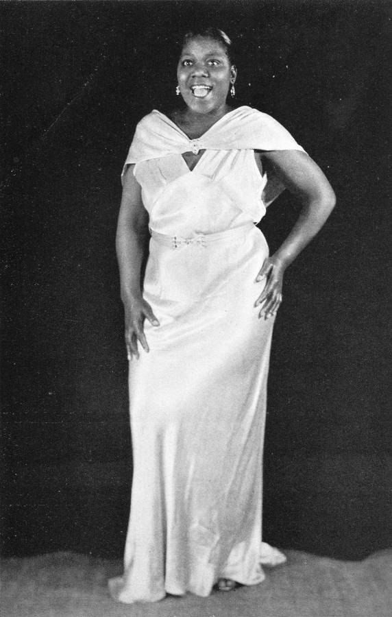 Bessie Smith Posing For The Camera Wallpaper