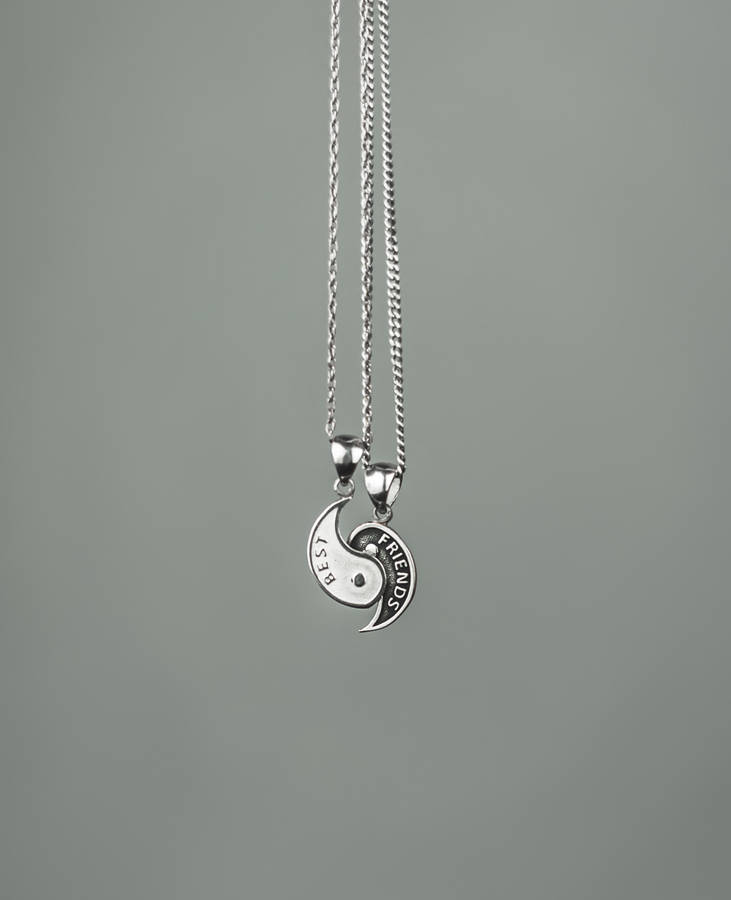 Best Friends' Heart Pendant Necklace Wallpaper