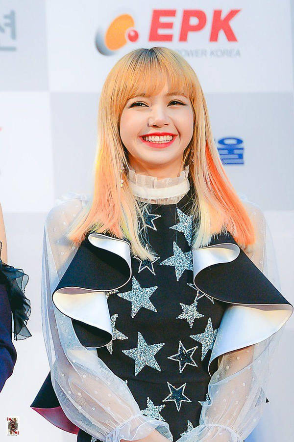 Blonde Blackpink Lisa Grinning Wallpaper