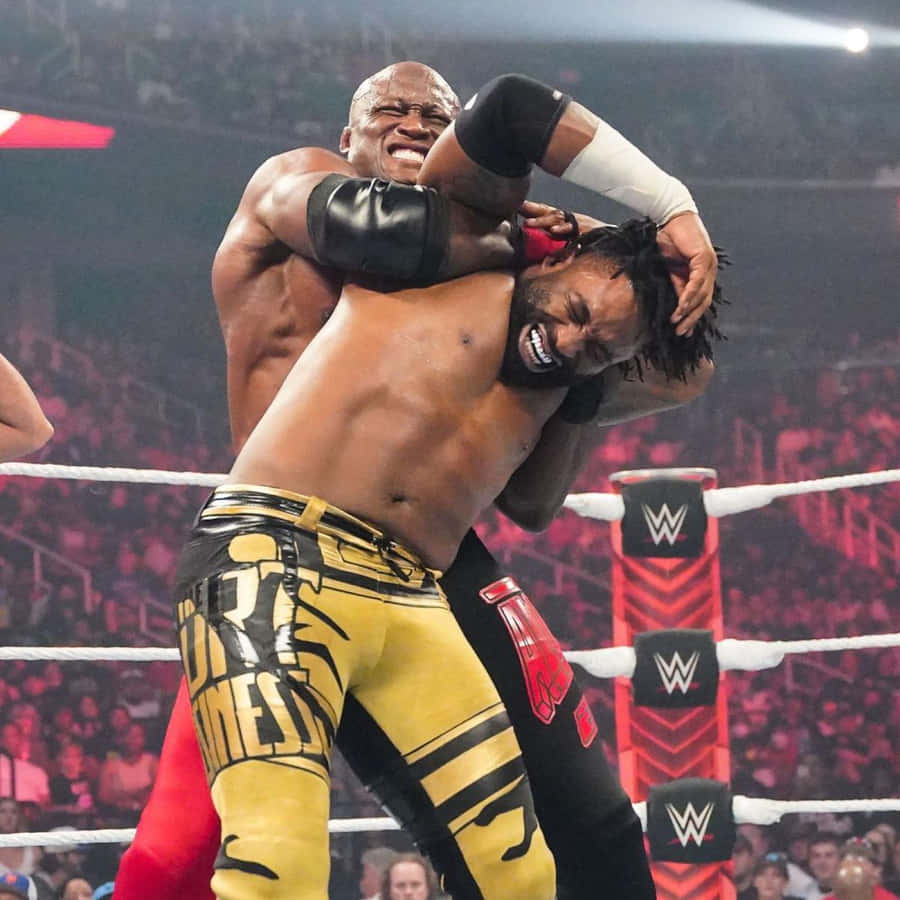 Bobby Lashley Versus Cedric Alexander In Wwe Raw Wallpaper
