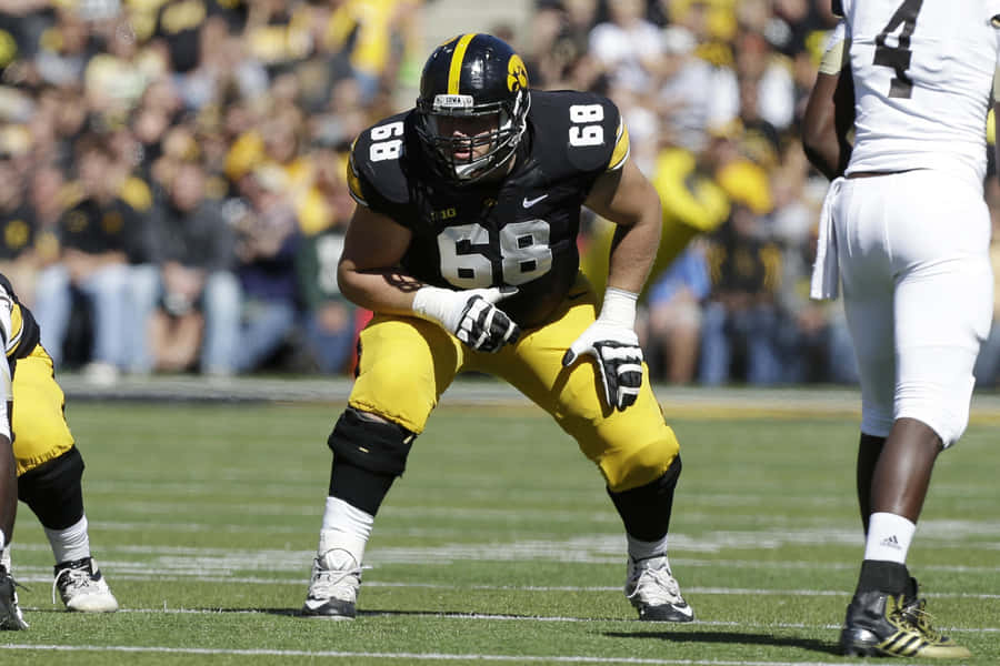 Brandon Scherff In Iowa Hawkeyes Football Against Western Michigan Wallpaper