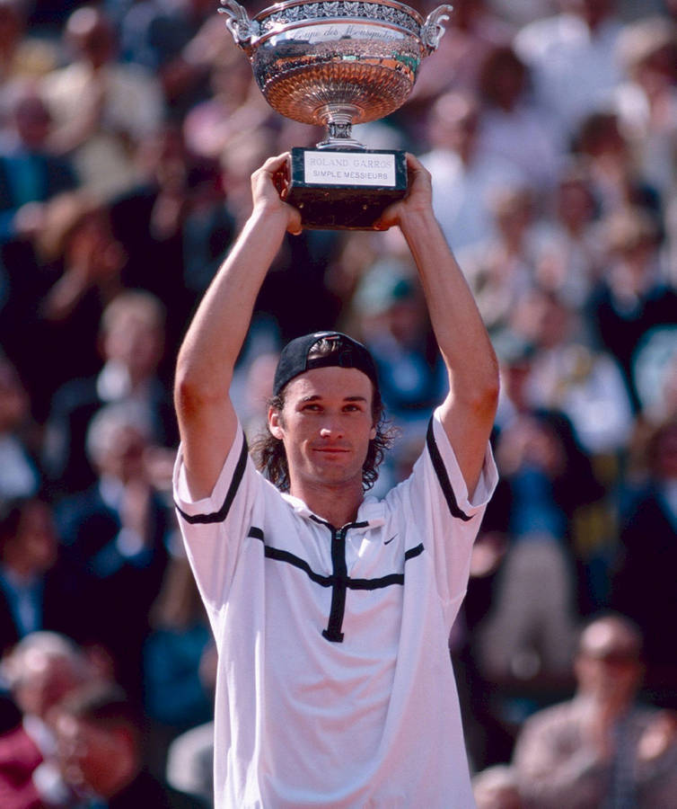 Carlos Moya Presenting Trophy Wallpaper