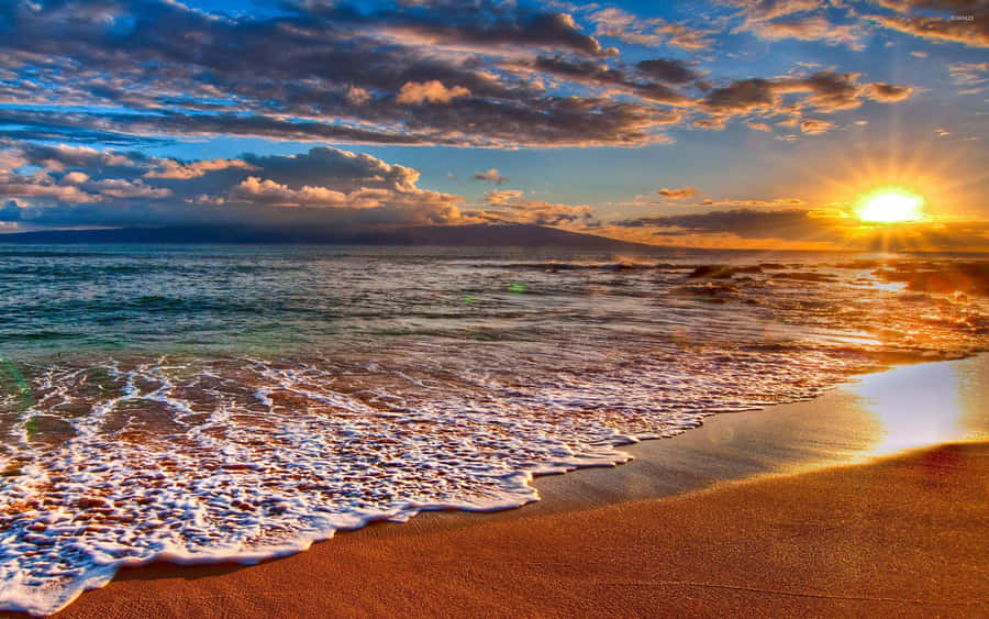 Catch A Glimpse Of Malibu's Dreamy Sunrise With This Romantic Desktop Wallpaper. Wallpaper