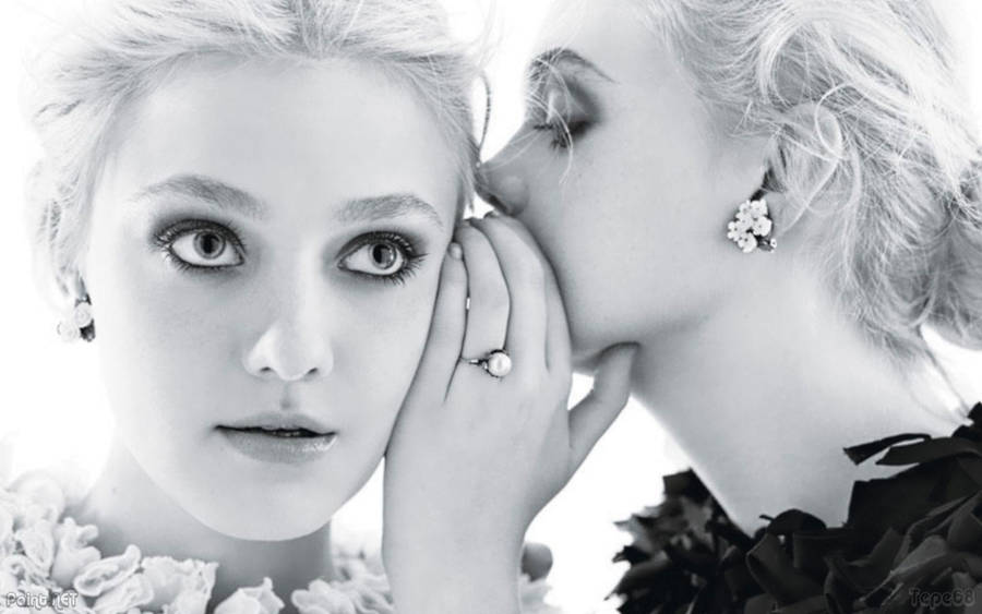 Celebrity Sisters Elle And Dakota Fanning Photoshoot Wallpaper