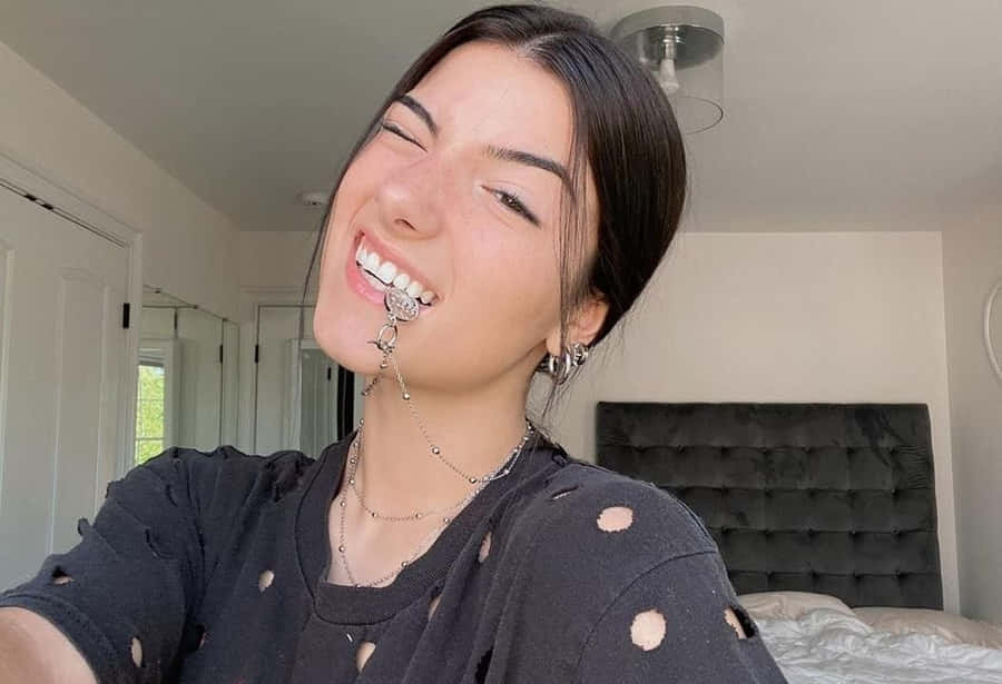 Charlie Damelio Enjoying A Fun Day Out! Wallpaper