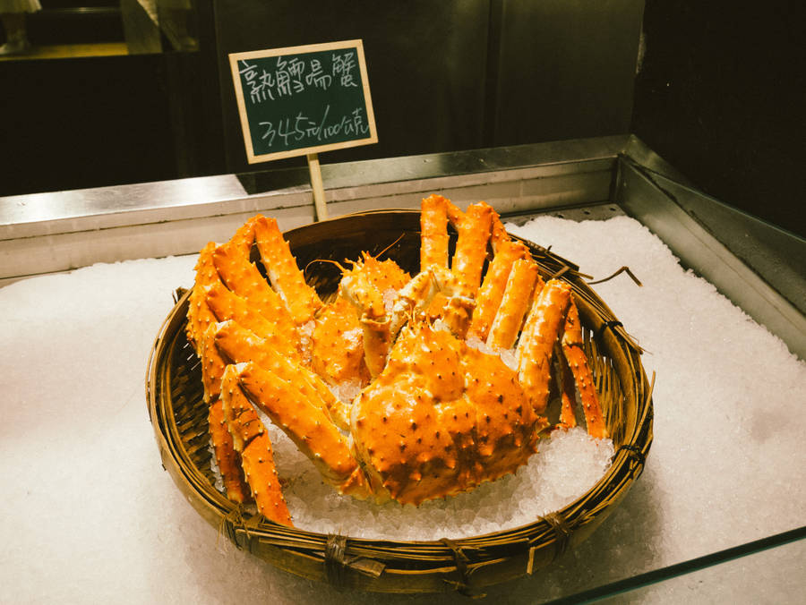 Chilled King Crab On A Wooden Basket Wallpaper