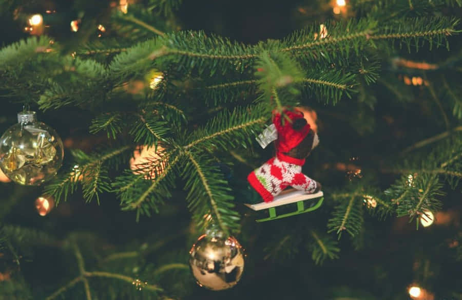 Christmas Aesthetic Computer With Christmas Light Wallpaper