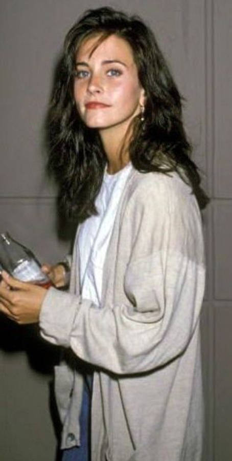 Courteney Cox Effortlessly Gripping A Bottle Wallpaper