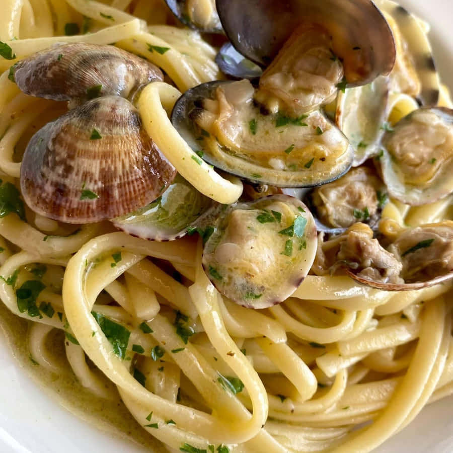 Creamy Spaghetti Alla Vongole Extreme Close Up Shot Wallpaper