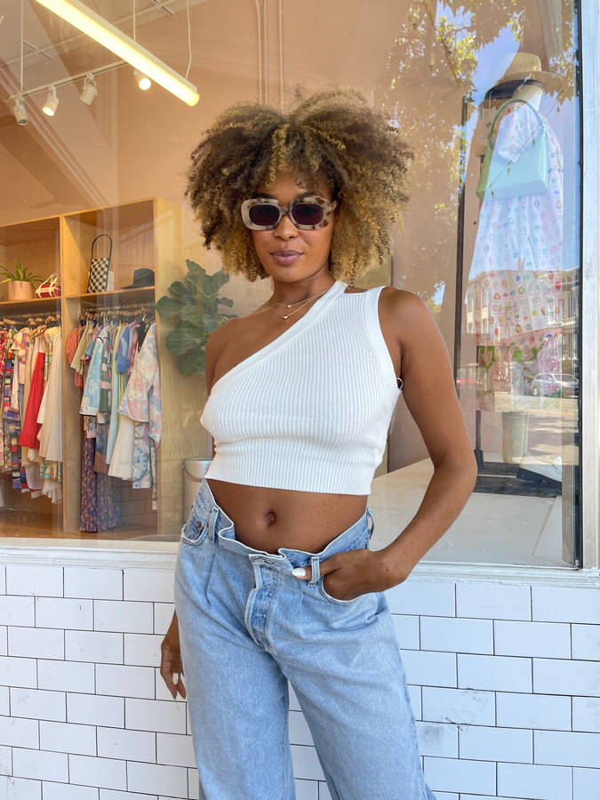 Danileigh Radiates Beauty With Her Long Braided Hairstyle. Wallpaper