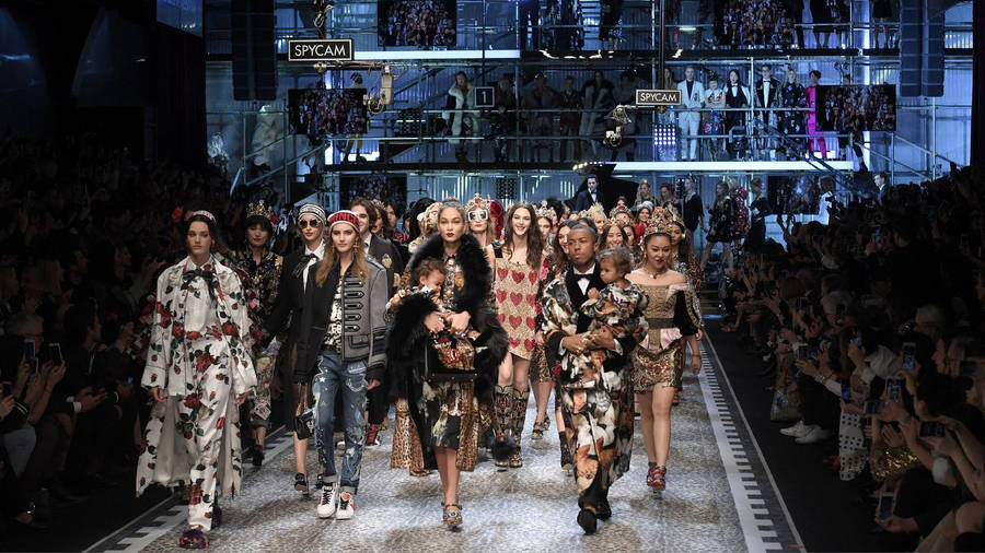 Dolce And Gabbana Models On Runway Fashionable Wallpaper