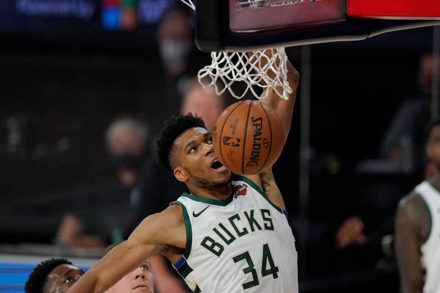 Dunking Basketball Giannis Antetokounmpo Wallpaper