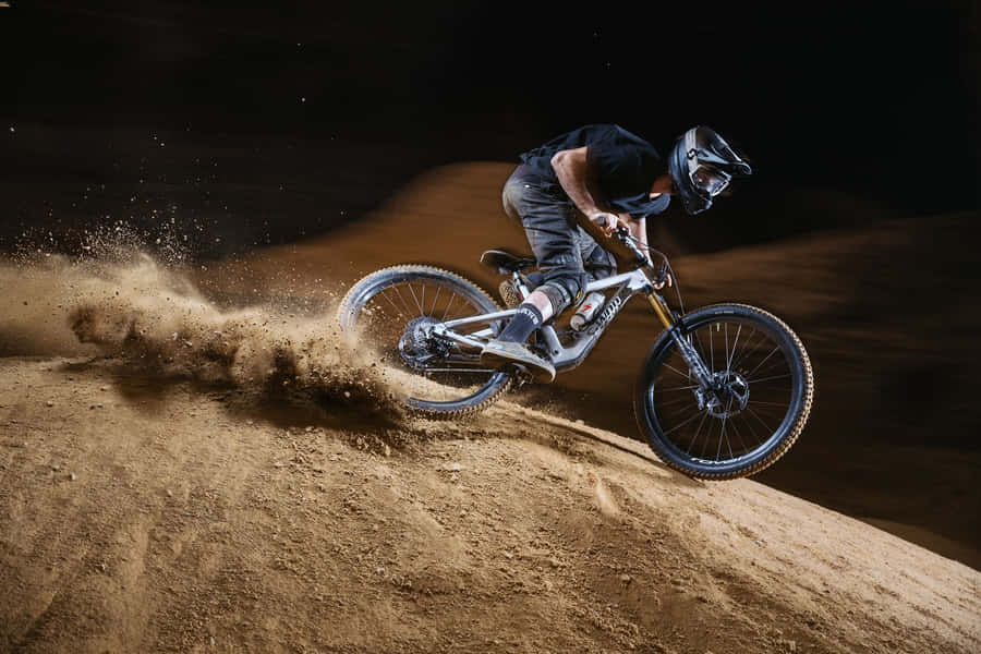 Dynamic Mountain Biker Night Run.jpg Wallpaper