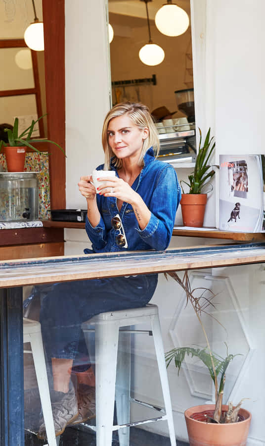 Eliza Coupe Dazzling In A Glamorous Photoshoot Wallpaper