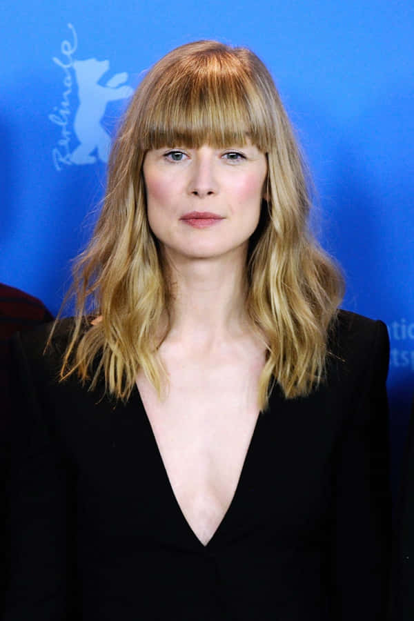 Engaging And Stunning Portrait Of Rosamund Pike Wallpaper