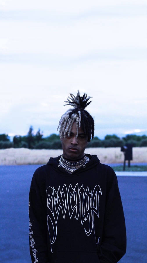 Fans Of Xxxtentacion Rock His Signature Black Hoodie Wallpaper