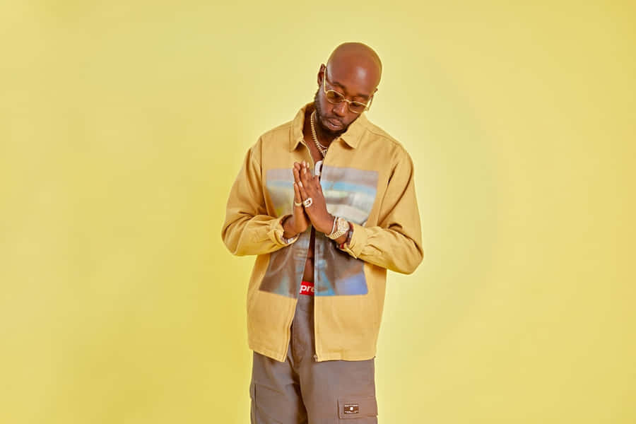 Freddie Gibbs Contemplative Pose Wallpaper