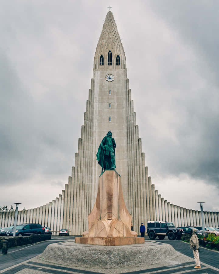 Front View Of Hallgrimskirkja Wallpaper