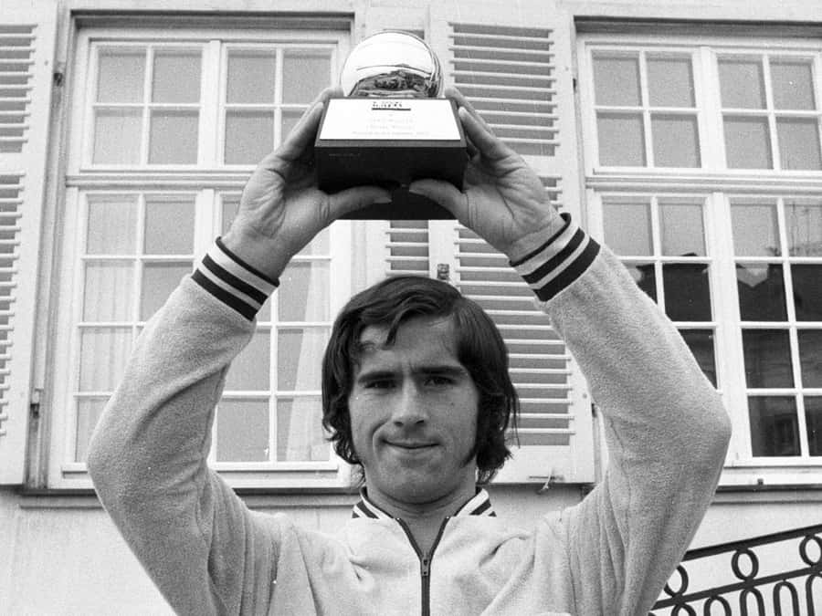 Gerd Muller Holding 1970 Ballon D'or Trophy Wallpaper