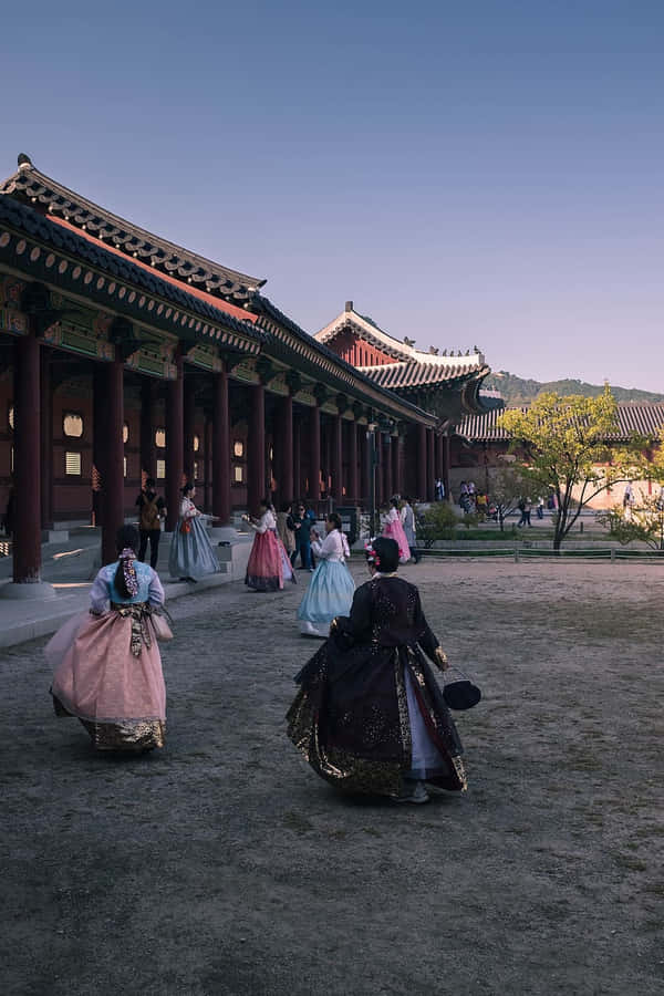 Girls In Hanbok At Gyeongbokgung Palace Wallpaper