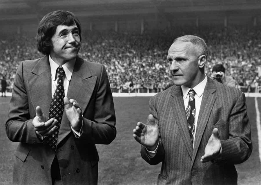 Gordon Banks Beside Bill Shankly 1973 Wallpaper
