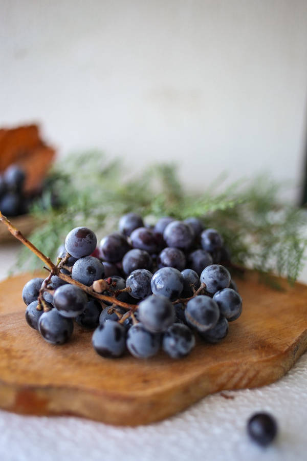 Grape On Wooden Platter Wallpaper
