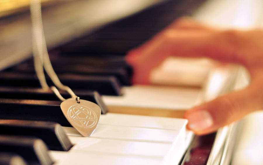 Hd Piano With Silver Pendant Wallpaper