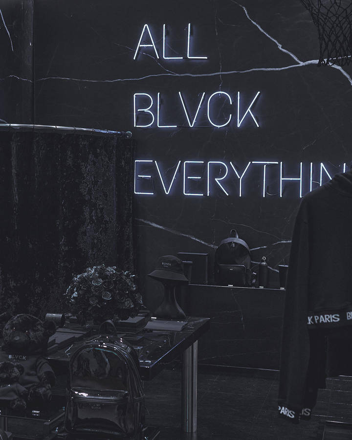 High-fashion Style In The City Of Lights Wallpaper