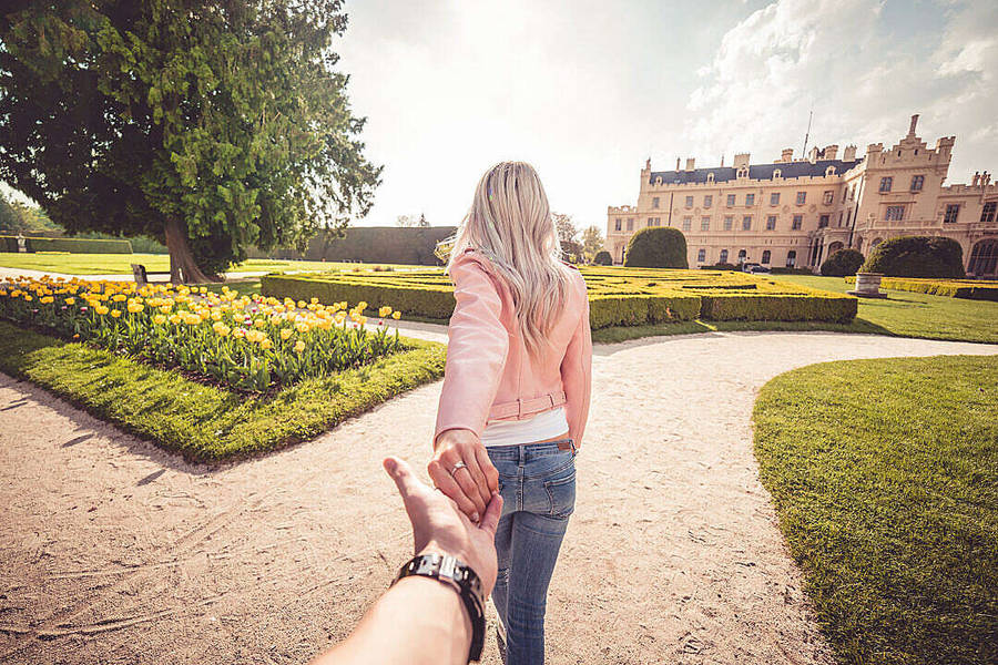 In Love Couples In Chateau Garden Wallpaper
