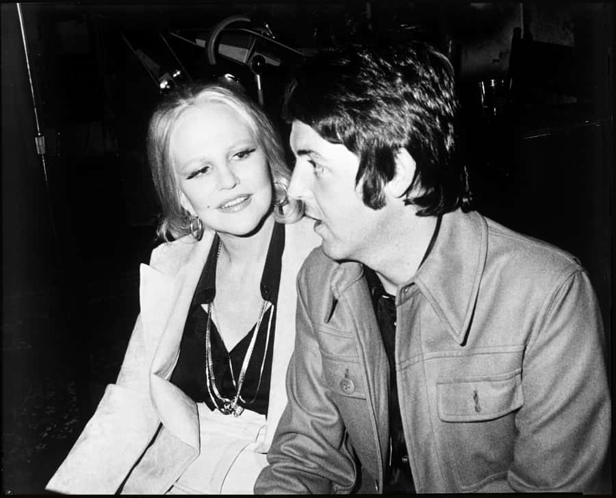 Intimate Conversation Black And White Wallpaper