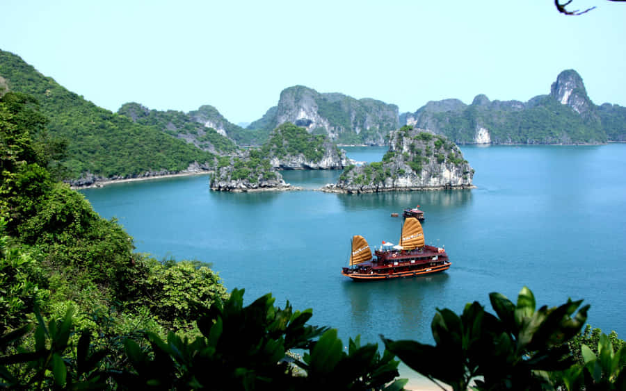 Islets Of Halong Bay Wallpaper