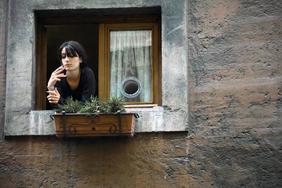 Italian Girl From Window Wallpaper