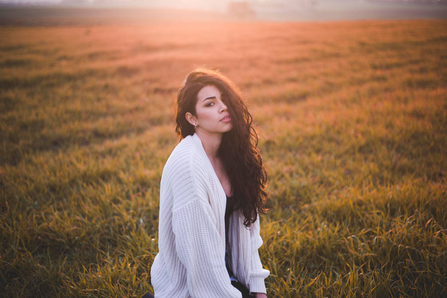 Italian Girl In Field Wallpaper