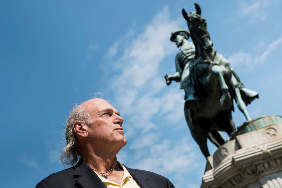 Jesse Ventura Stands Next To King George Statue Wallpaper