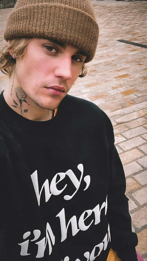 Justin Bieber Rocks His Signature Hipster Look In 2021 Wallpaper