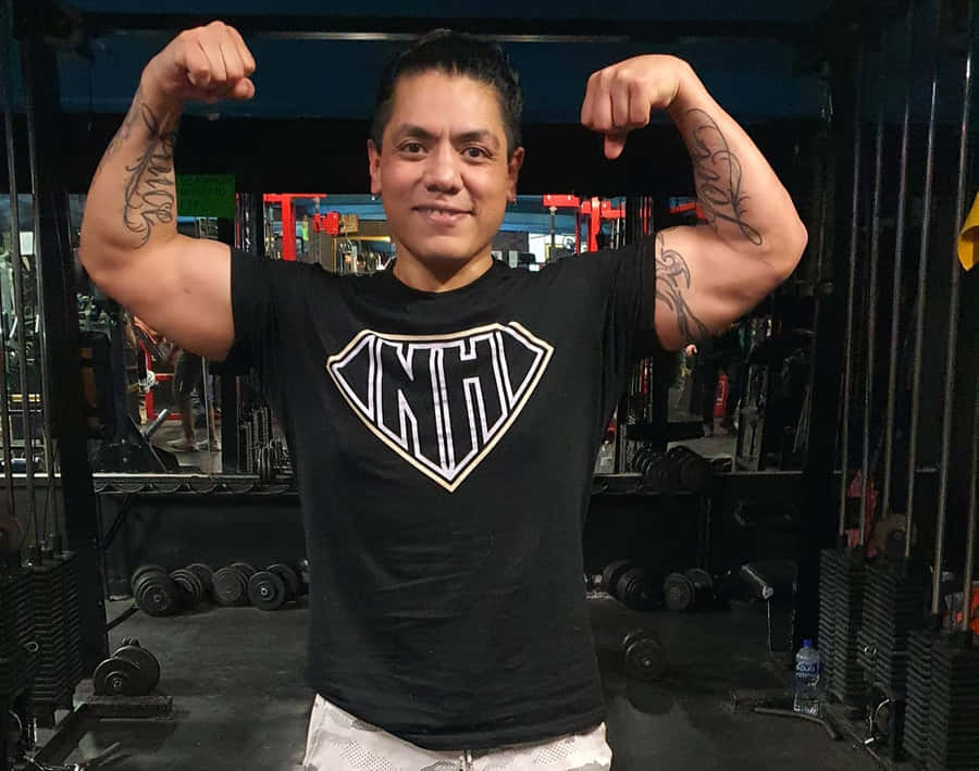 Juventud Guerrera Flexing Musclesat Gym Wallpaper