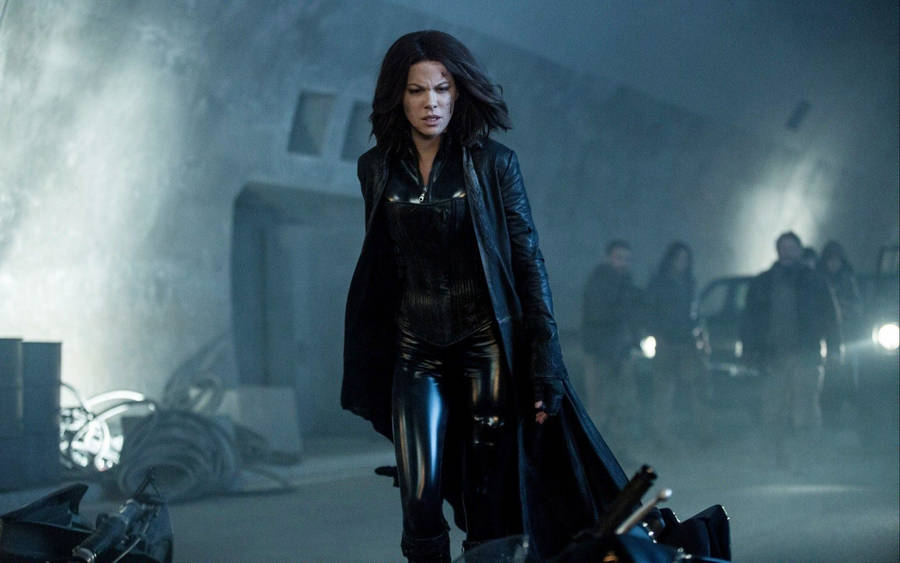 Kate Beckinsale As The Vampire Selene In The Movie Underworld Wallpaper