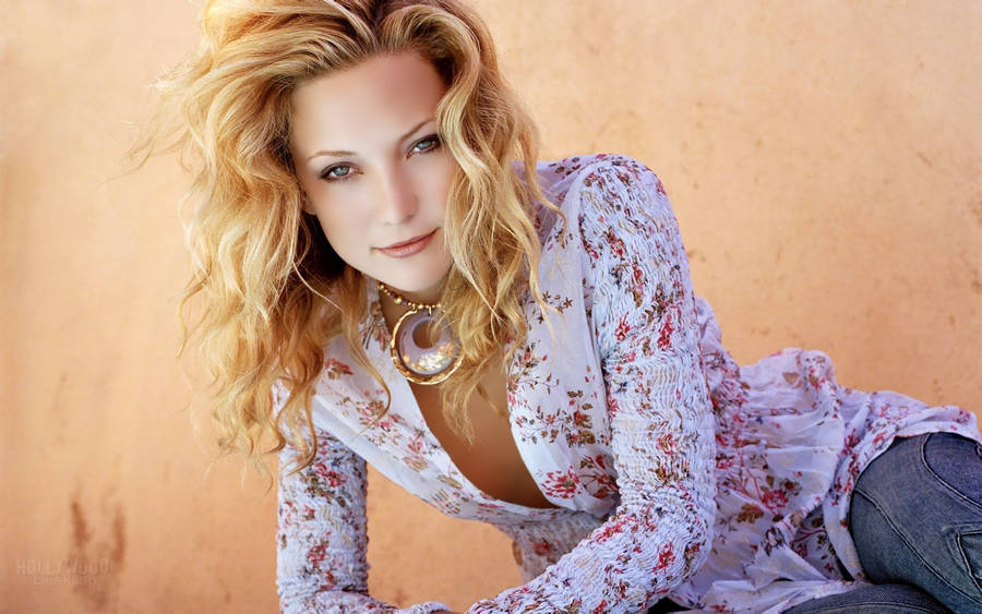 Kate Hudson In Floral Top Wallpaper