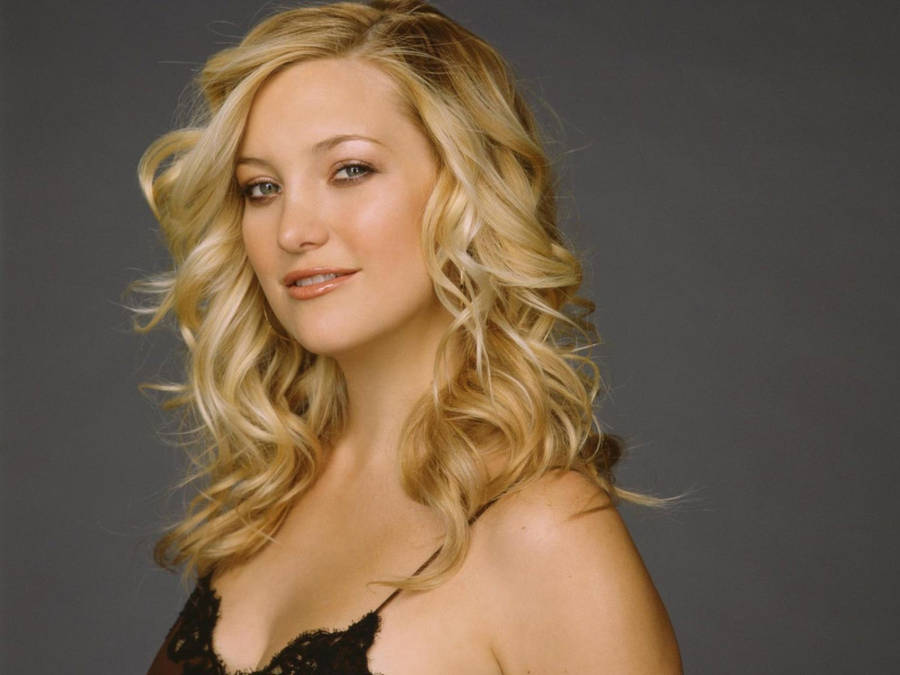Kate Hudson Sexy Model In Black Wallpaper