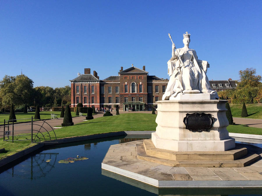 Kensington Palace Statue Pond Wallpaper