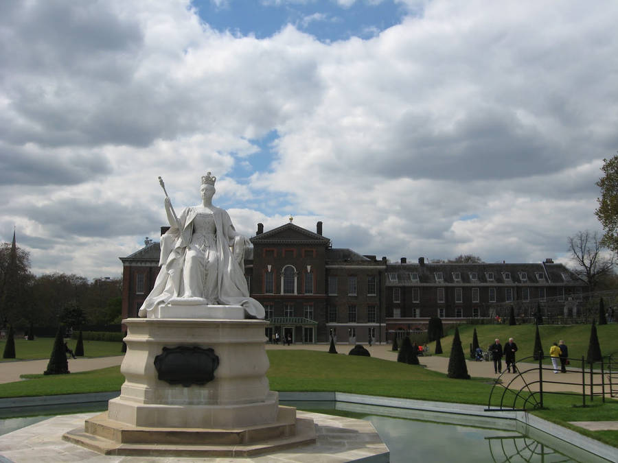 Kensington Palace With Tourists Wallpaper